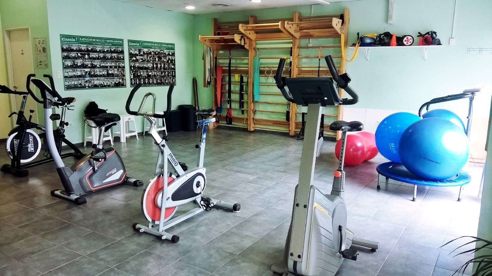 gimnasio con bicicletas fijas